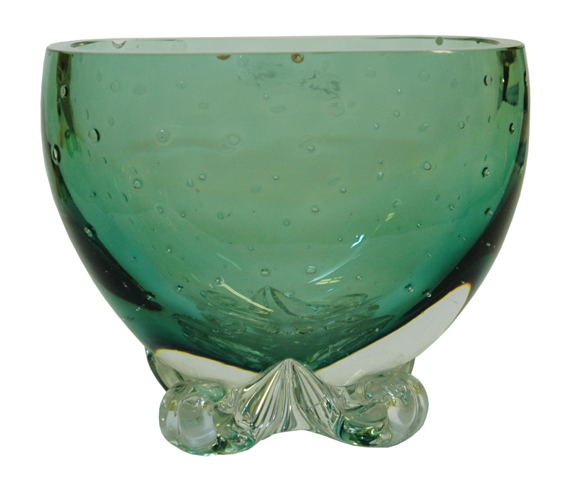 Tiffin’s pine color had a slight yellow cast and was in limited production from about 1952-1956. This Bubble Optic vase has a Manzoni foot. Image by Tom Hoepf.