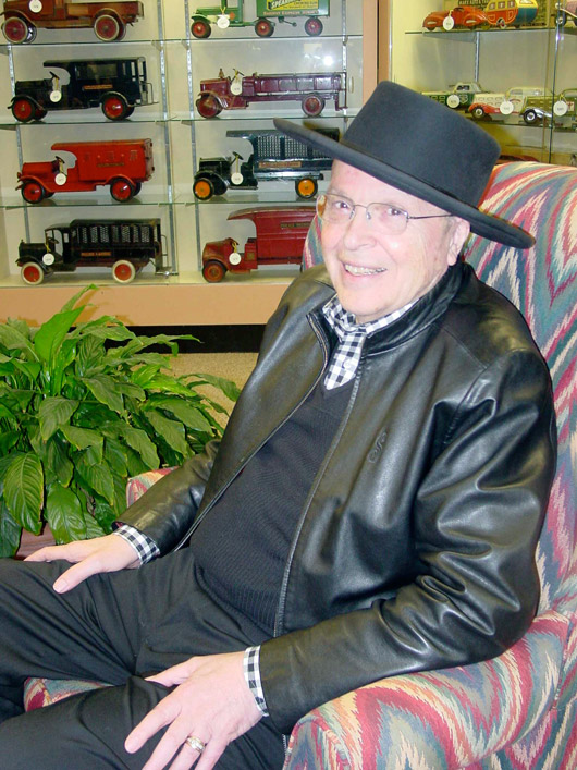 Motoring legend Bill 'Speedy' Smith, who houses the world's largest collection of antique racing engines at his Smith Collection Museum of American Speed in Lincoln, Neb., was decked out in his trademark black hat. Photo copyright Catherine Saunders-Watson.