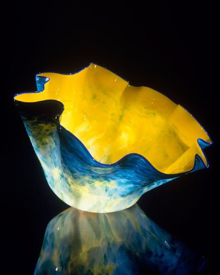American art glassmaker created this bowl for his Macchia series in 1992. It measures 18 by 30 by 24 inches and is estimated to reach $18,000-$25,000.