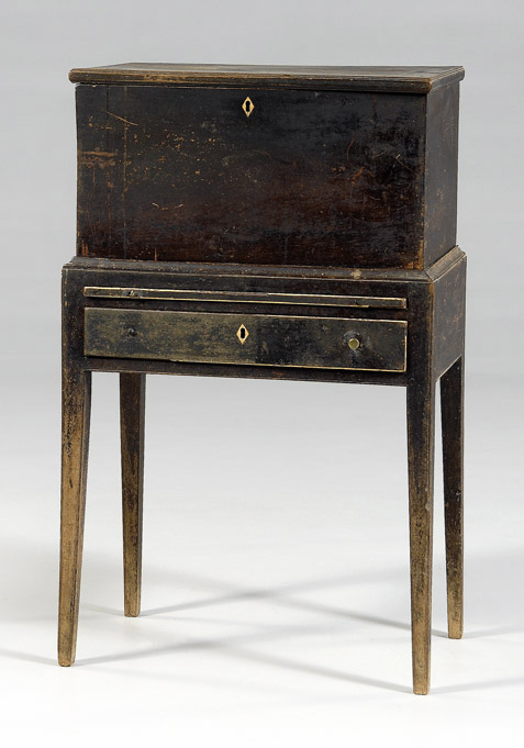 After an opening bid of $30,000, this 1810-1830 Georgia walnut cellaret or liquor stand reached last call at $120,750. Image courtesy Brunk Auctions.
