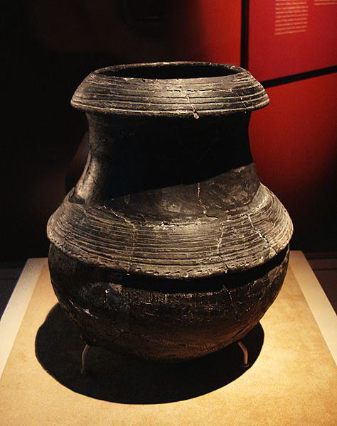 Pottery cauldron, Hemudu Culture, Neolithic Period (circa 5000-3000 B.C.), excavated at Yuyao, Zhejiang Province, China, 1973. Image courtesy Wikimedia Commons.