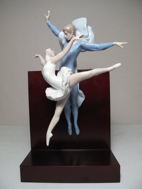 Titled ‘Graceful Moment,' this Lladro porcelain is estimated at $1,200-$1,400. Image courtesy Auctions Neapolitan.