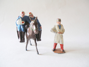 Circa-1930 H.R. (French) hollow-cast mule with two wounded Poilu soldiers and medical officer, estimate $280-$320. From the James “Doc” Wengert Collection.