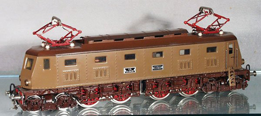 Elettren’s 428FS Italian Locomotive is painted brown, the official state color of Italy’s railroad. This 1950s O gauge engine is in C9 condition and has a $2,000-$3,000 estimate. Image courtesy of Lloyd Ralston Gallery.