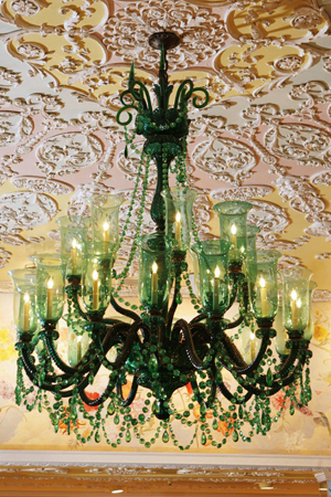 19th-century Austrian-made Osler chandelier with emerald-green molded and cut glass, originally made for the Maharajah of Udaipur, purchased through LiveAuctioneers.com for $82,350 on Jan. 14, 2010 in Guernsey's Tavern on the Green sale. Image courtesy LiveAuctioneers Archive and Guernsey's.