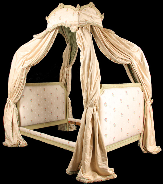 French canopy bed. Image courtesy Kamelot Auctions.