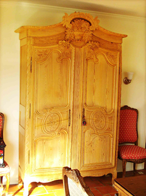 This finely carved armoire is one of several French furniture items to be offered at Gordon S. Converse & Co.’s auction March 25. It is estimated at $4,000-$6,000. Image courtesy Gordon S. Converse & Co.