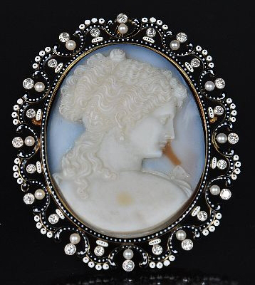 Carved Russian agate cameo with 18K yellow gold with diamond and pearl frame (est. $3,000-$5,000). Image courtesy Gray's Auctioneers.