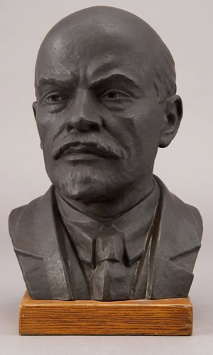Meissen Bottger produced this 14-inch-high bust of Lenin, which is dated 1950. Image courtesy Dallas Auction Gallery and LiveAuctioneers Archive.