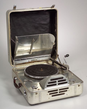 RCA introduced the Victor Special Model K portable phonograph in the mid-1930s. Contained in an Art Deco aluminum case, the highly collectible machine has a clockwork motor, folding winding handle, electric pickup, 10-inch turntable and a built-in speaker. Image courtesy Skinner Inc. and LiveAuctioneers archive.