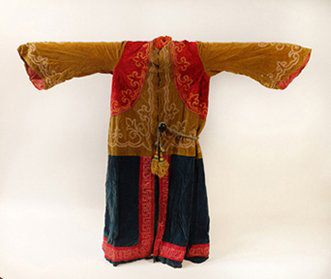 An Asian robe is one of the many props contained in this Edwin Brush/Lightner the Wizard theatrical trunk. A unique, impressive and historically significant piece of magicana from the era of chautauquas and lyceums, the trunk carries a $2,500-$3,500 estimate. Image courtesy of Potter & Potter Auctions.