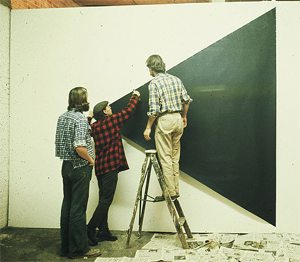 Richard Serra (middle) at Hallwalls, Buffalo, N.Y. Courtesy of Hallwalls' archive. Nov. 2008 image licensed under the Creative Commons Attribution 3.0 License. Sourced through Wikipedia.