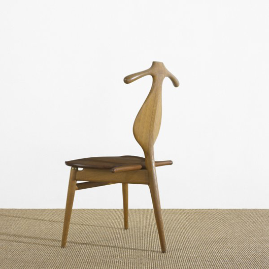 Hans Wegner’s Valet chair is constructed of teak, oak and brass. The 1953 design, manufactured by Johannes Hansen, Copenhagen, has an $8,000-$10,000 estimate. Image courtesy of Wright.