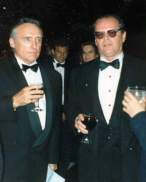 Dennis Hopper (left) with Jack Nicholson at the 62nd Academy Awards, March 26, 1990. Photo by Alan Light appears under the Creative Commons Attribution 2.0 Generic License.