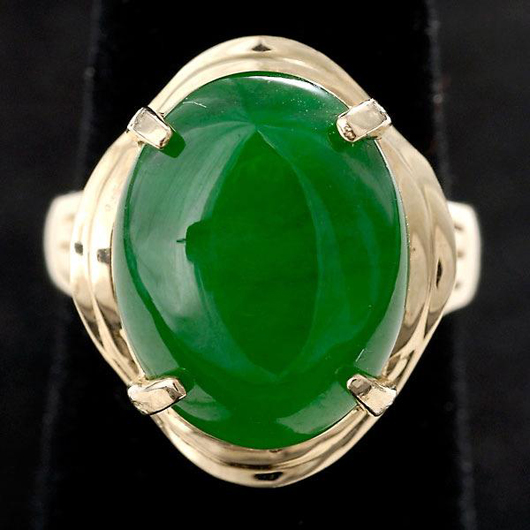 The jadeite cabochon in this 18K yellow gold ring measures 15.9mm by 12.5mm by 4.3mm. It was accompanied by a Gemological Institute of America identification report and was estimated at $5,500-$7,000. Image courtesy of Michaan’s Auctions.