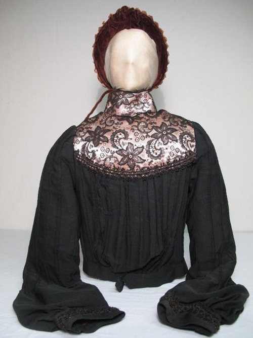 Early 20th-century cotton bodice with lace insert; accompanied by straw bonnet, lot estimate $40-$60. Image courtesy LiveAuctioneers.com and Auctions Neapolitan.