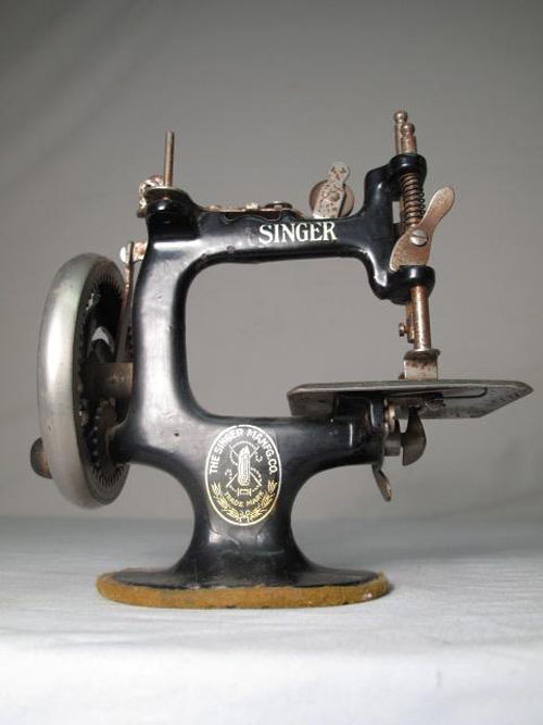 Antique miniature hand-crank Singer sewing machine, est. $50-$100. Image courtesy LiveAuctioneers.com and Auctions Neapolitan.