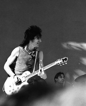Ronnie Wood onstage with the Rolling Stones, Candlestick Park, San Francisco, Nov. 21, 2006. Photo by Catharine Anderson, Creative Commons Attribution-Share Alike 2.0 Generic License.