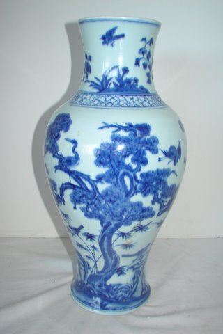 Oriental vase, 16 inches tall, with peacocks and birds decoration: $2,520. Image courtesy of Finney’s Auction Service.