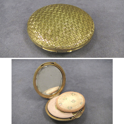 750 yellow gold mesh design compact with sapphire clasp. $1,500-$2,500. Image courtesy of William Jenack Estate Appraisers and Auctioneers.