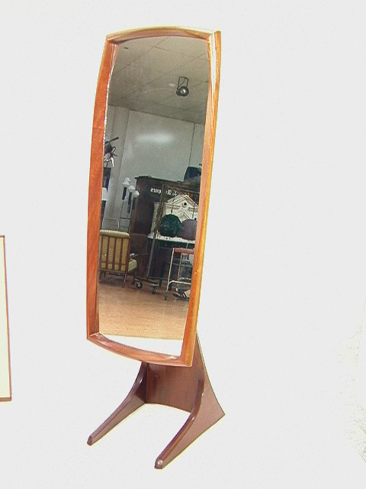 Clowes Woodworking Studio cheval mirror, adjustable on flared wood base, shaped mirror frame, 71 inches high, 23 inches wide, 22 1/2 inches deep. Estimate: $600-$800. Image courtesy of Uniques & Antiques Inc.