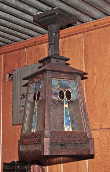 Arts & Crafts lamp, estimate $500-$1,000. Kimball Sterling image.