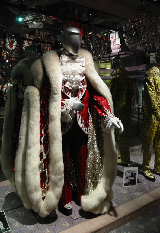 1981 Christmas-theme costume worn by Liberace. Vertical mosaic photo stitched together from three snapshots by Binksternet.