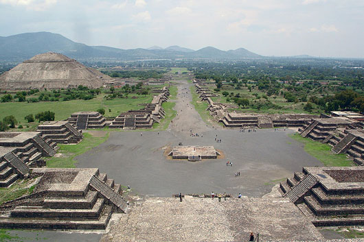 View of the Avenue of the Dead and the Pyramid of the Sun, as observed from the Pyramid of the Moon, Teotihuacan. May 2006 photo by Jackhynes, courtesy Wikimedia Commons.