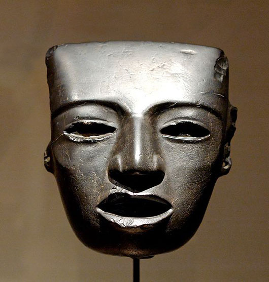 Stone mask from Teorihuacan, Mexico, Classical Period (3rd-7th Century A.D.). Formerly in the collecitons of Diego Rivera and Andre Breton, currently in the collection of the Louvre Museum, Pavillion des Sessions. Image by Jastrow, 2006.