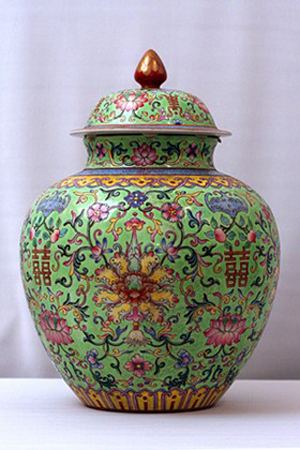 Richly enameled and hand-painted, this 11-inch-tall Chinese Famille Rose porcelain covered urn has a Jiaqing seal mark at the base. It carries at $1,000-$1,200 estimate. Image courtesy of Artingstall & Hind.