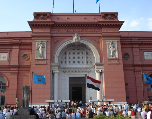 The Egyptian Museum in Cairo was in danger of being looted until troops moved to guard the compound in Cairo. Image by copyright holder Kristoferd, licensed under the Creative Commons Attribution-Share Alike 3.0 Unported.