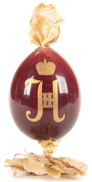 The Imperial Porcelain Factory created a deep red oxblood or sang de boeuf glaze, in imitation of the Chinese. This presentation Easter egg, circa 1915, bearing the gilded cipher of Nicholas II, sold for $7,200 last May. Courtesy Jackson’s International Auctioneers.