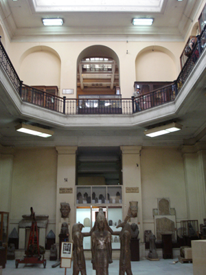 Looters lowered themselves through skylights at the Egyptian Museum. Image by Kristoferb, courtesy of Wikimedia Commons. This file is licensed under the Creative Commons Attribution-Share Alike 3.0 Unported license.