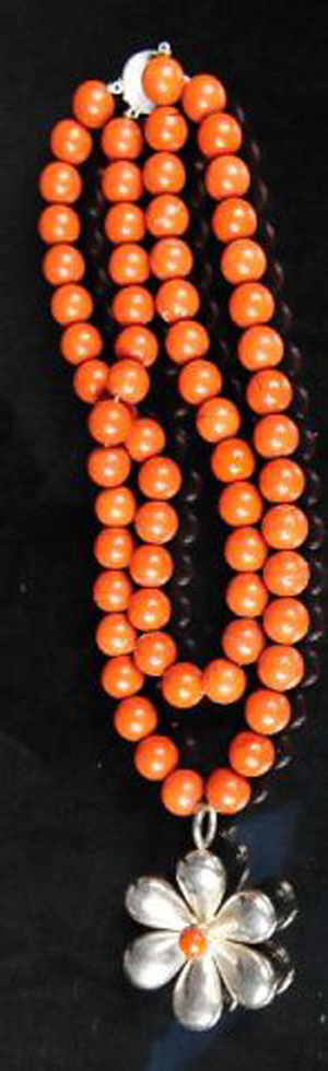 M&j Savitt silver and carnelian bead necklace, stamped ‘Sterling.’ Estimate: $175-$200. Image courtesy of Gray’s Auctioneers.