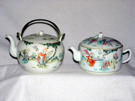 Pair of 19th century Chinese Famille Rose enameled porcelain teapots from the Qing Dynasty (Tongzhi Era, 1862-1874). Image courtesy Specialists of the South Inc.