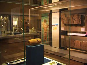 The Cyrus Cylinder in situ at The British Museum. Image by Kaaveh Ahangar. Courtesy Wikimedia Commons.