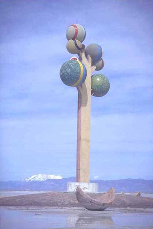 Karl Momen’s ‘Metaphor: The Tree of Utah’ stands 87 feet tall over the Great Salt Lake Desert. Image courtesy of Wikimedia Commons.