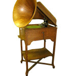 Victor Talking Machine Co. built this School House Victrola in a quartersawed oak case and stand. Auctioneer Bob Courtey estimates the scarce Victrola will sell for between $6,000 and $9,000 at his May 28 auction in Millbury, Mass. Image courtesy LiveAuctioneers Archive and Bob Courtney Auctions.