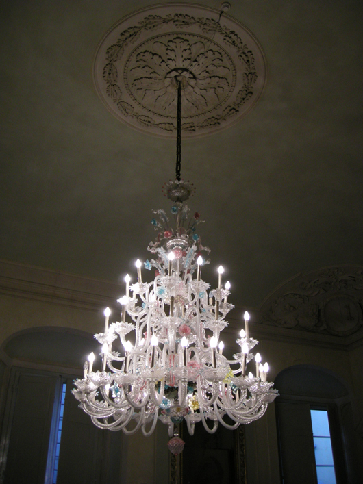 An ornate Murano glass chandelier symbolizes the title of this summer’s Venice Biennale, ‘IllumiNations.’ Image courtesy of Wikimedia Commons.