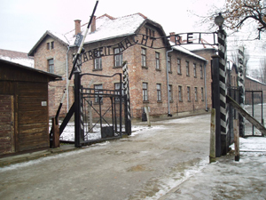 The original Auschwitz gate sign, stolen in late December 2009, has been replaced with a replica. Image courtesy of Wikimedia Commons.