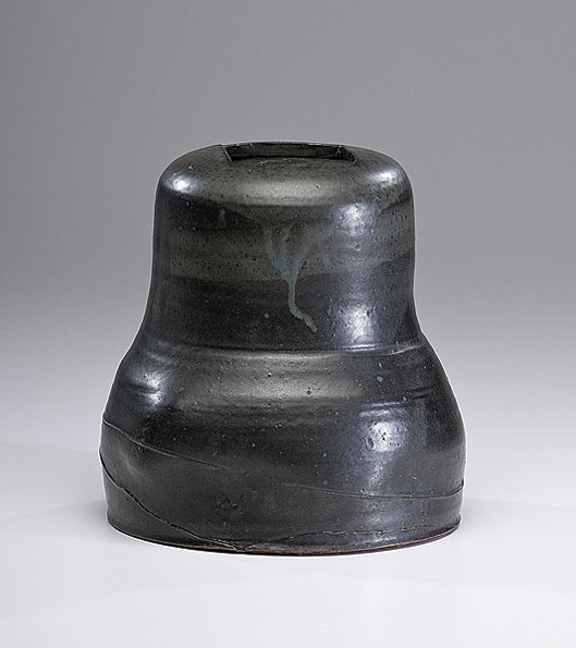 Untitled vessel by Robert Turner brought $6,256. Image courtesy of Cowan’s Auctions.