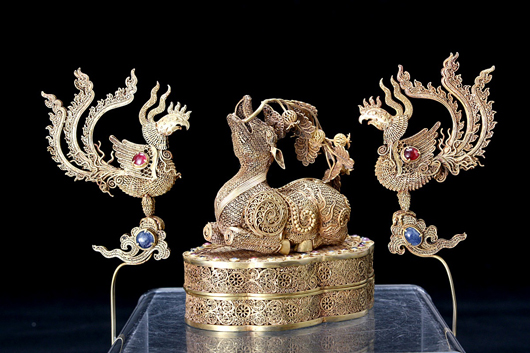 Pair of gold filigree hairpins, Qing Dynasty. Estimate: $20,000-$30,000. Image courtesy of Michaan’s Auctions.