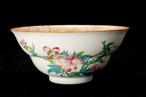 Famille Rose enamel and sgraffito decorated porcelain bowl, Qianlong mark and of the period. Estimate: $120,000-$180,000. Image courtesy of Michaan’s Auctions.