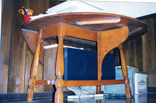 This Colonial Revival reproduction of a William & Mary-style butterfly table shows how the drop leaf is supported by the moving &quot:butterfly.&quot: (Fred Taylor photo