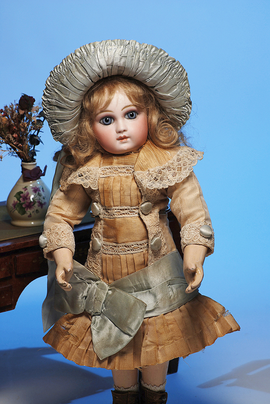 Early French bisque Premiere Bebe by Jumeau with exceptional eyes, superb complexion, modeling and expression, beautifully costumed. Estimate: $6,000-$9,000. Image courtesy of Frasher’s Doll Auction.