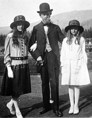 Huguette Clark (right) circa 1917 in Butte, Mont., with her sister Andrée (left) and her father William A. Clark. Image courtesy of Wikimedia Commons.