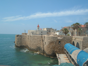 Pizani harbor walls and St. John's Church in Acre, Israel. Image courtesy of Wikimedia Commons.
