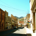 Brick storefronts build in the early 1900s line Bisbee's Main Street. Image courtesy of Wikimedia Commons. This work is licensed unter the Creative Commons Attribution-ShareAlike 3.0 license.