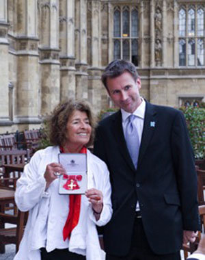 British sculptor Helaine Blumenfeld receiving her Honorary OBE from Culture Secretary Jeremy Hunt in recognition of her contribution to British sculpture. Image courtesy Robert Bowman Gallery Ltd.