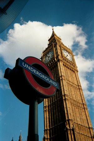 Big Ben towers above the sign for Westminster Tube station. Image by Yottanesia. This file is licensed under the Creative Commons Attribution 3.0 Unported license.